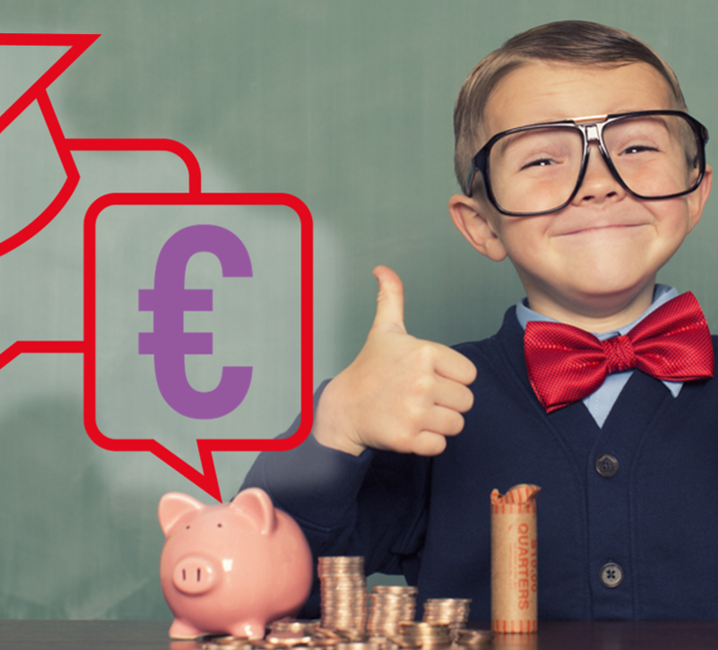 Junge mit Brille und Daumen hoch und Sparschein und Geld im Vordergrund