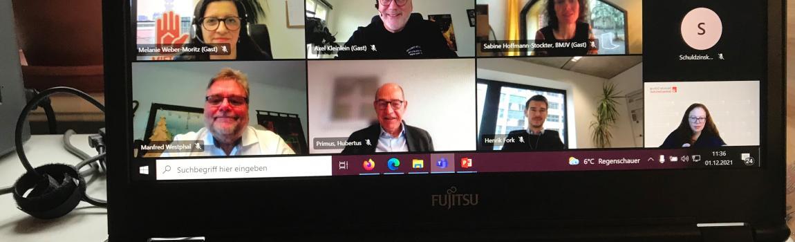 neuer Stiftungsrat auf dem Bildschirm in digitaler Sitzung