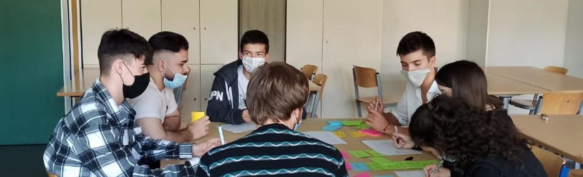 Schülerinnen bei der Gruppenarbeit für Finanzbildung