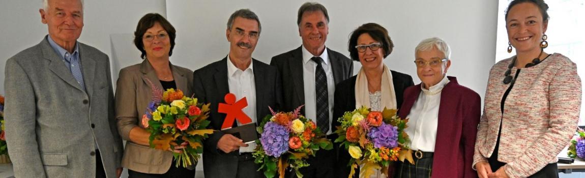 Deutsche Stiftung Verbraucherschutz/ Holger Gross Initiative Pflege-Scouts mit Blumenstrauß und Bundespreis Verbraucherschutz 2019