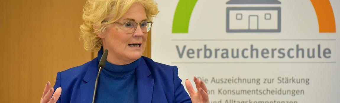 vzbv/ Gert Baumbach Christine Lambrecht bei der Auszeichnung Verbraucherschulen 2020