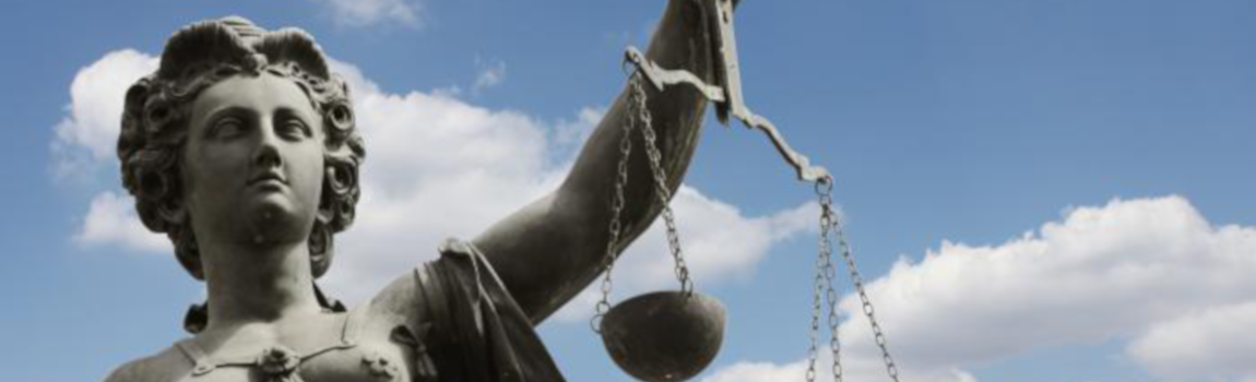 Fotolia/ jotili Statue der Justicia vor blauem Himmel