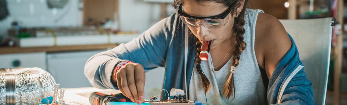 iStock.com/ svetikd Frau bastelt am Tisch