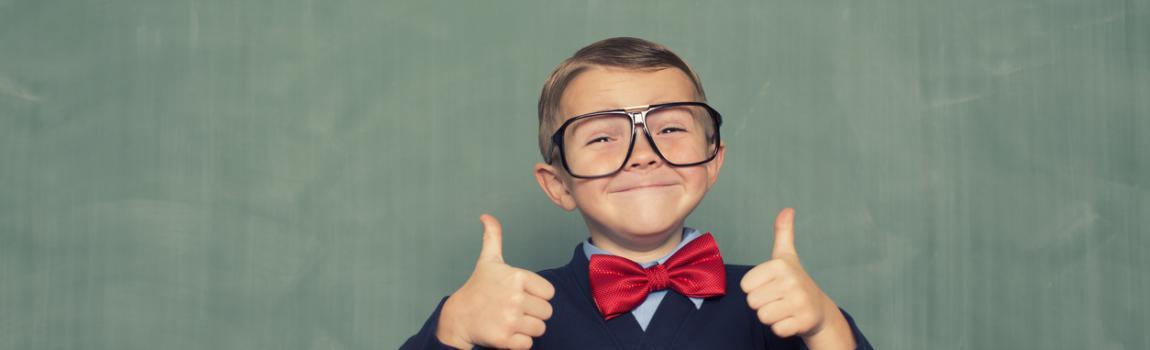 iStock.com/Rich Vintage kleiner Junge ist angezogen wie ein erwachsener Geschäftsmann und zeigt Daumen nach oben