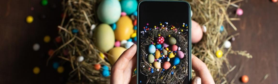 iStock/beorm Osternest wird mit Smartphone fotografiert