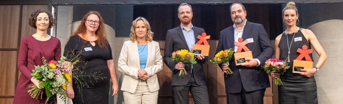 vzbv/ Jan Zappner v.l.n.r. vzbv-Vorständin Ramona Pop, DSV-Geschäftsführerin Julia Marg, Bundesverbraucherschutzministerin Steffi Lemke, Dr. Peter Mayer (SECUSO v. KIT), Thomas Ahlmann (FairWertung e.V.) und Lehrerin Ann-Kristin Erdmann