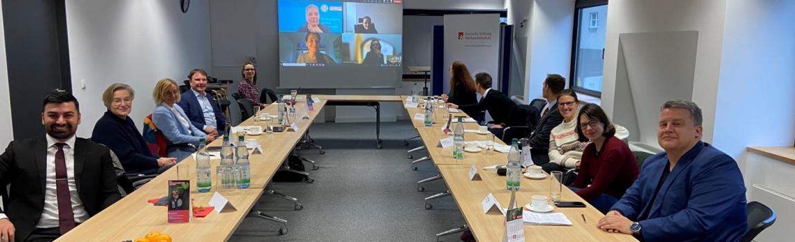 DSV Kuratiumsmitglieder digital und persönlich im Sitzungsraum