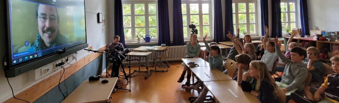 Verbraucherzentrale Schleswig-Holstein Kinder und Entwickler in Videogespräch