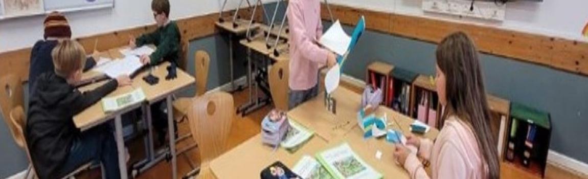 Verbraucherzentrale Schleswig-Holstein Kinder beim Basteln eigener Spiele