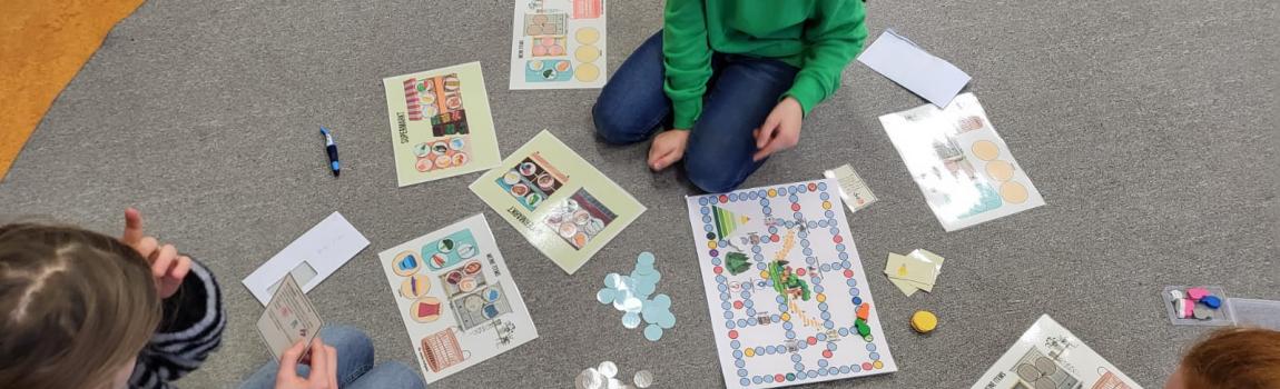 © Verbraucherzentrale Schleswig-Holstein Kinder spielen selbstentwickelten Spieleprototy