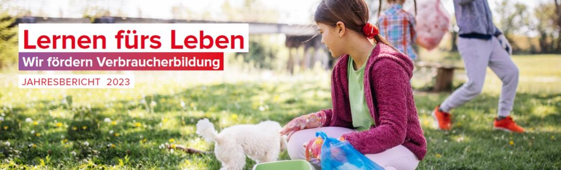 iStock_zeljkosantrac müllsammelnde Kinder auf einer Wiese