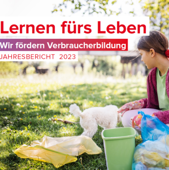 Cover Jahresbericht 2022: Mädchen beim Müllsammeln auf Wiese, Copyright: iStock.com/Guseynova
