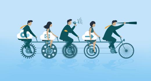 5 Personen auf tandemähnlichen Fahrrad mit Fernglas, Lautsprecher